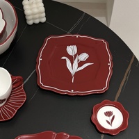 Ensemble de vaisselle rouge tulipe classique de conception durable haut de gamme pour la maison moderne pour un usage domestique et comme cadeaux