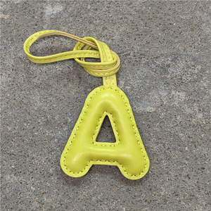 <span class=keywords><strong>Luxe</strong></span> fait à la main cousu véritable agneau cuir sac breloques Alphabets lettre porte-clés accessoire breloque initiale un pendentif cadeau pour les femmes - Product Image 5