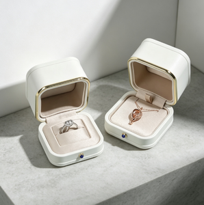 Boîte à bijoux carrée moderne en cuir PU avec doublure en soie, emballage personnalisé avec logo pour bagues et colliers, rangement de luxe - Product Image 4