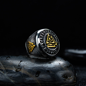 Joyería de acero inoxidable hecha a mano vikingo Valknut Futhark runas Odín anillo Nórdico - Product Image 3