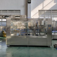 Machine automatique de rinçage, de remplissage et de bouchage 3 en 1 pour ligne de production d'eau potable en bouteille