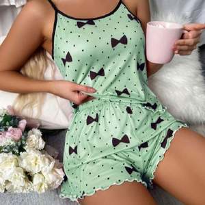 Conjunto de Pijama Sexy para Mujer I-0443, Estampado de Corazones y Lazos, Camiseta sin Mangas y Pantalones Cortos Suaves, Ropa de Dormir Linda - Product Image 3