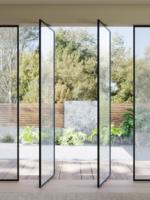 Porte Pivotante Multi-panneaux en Verre pour Intérieur, Salle de Bain et Hôtels – Porte Commerciale en Alliage d'Aluminium et Verre