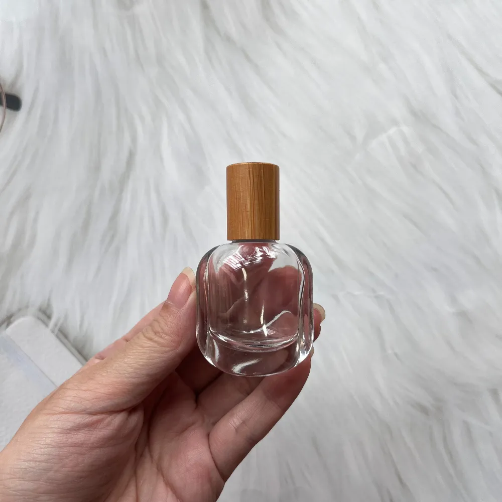 Rouleau à utiliser pour huile essentielle ou parfum, couvercles en bambou de 10ml sur des bouteilles en verre transparent