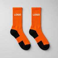 Kit de course Orange Marathon personnalisé avec logo, ensemble d'équipement de course vibrant avec médaille dorée, casquette de course, numéro de dossard, bracelet, chaussettes, kit de course complet