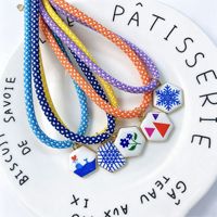 Nuevo Collar de Cuerda Redonda Tejida DIY con Colgante Pequeño Hexagonal Geométrico Pintado con Efecto Goteo de Aceite, Serie de Colores Arcoíris y Núcleo de Poliéster