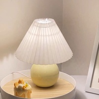 Lampe de table LED plissée à intensité variable, blanc chaud, avec base sphérique en bois, design moderne et créatif, pour hôtel