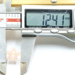 מפעל מכירה ישירה מלאי מקום בת קיימא שטוח 12 מ "מ בצורת כוכב לבן פנינים 2 חור חולצת כפתור לבגדים - Product Image 2