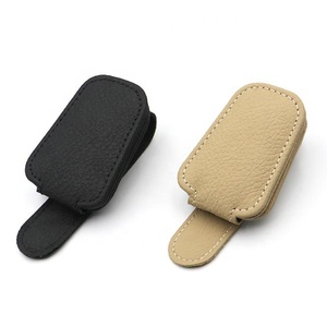 Suporte de óculos de couro para carro, suporte universal para óculos de sol para viseira de carro, prendedor para cartão e bilhete - Product Image 1