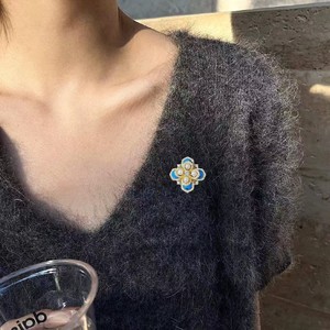 Broche de Flores Moradas de Alta Gama con Cristal de Imitación y Cierre Magnético, Accesorio para Vestidos y Trajes Versátiles - Product Image 4