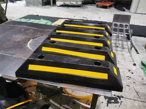 ตัวกั้นล้อจอดรถแบบหนัก คุณภาพสูง สำหรับโรงจอดรถ ถนน และรถยนต์ - Product Image 2