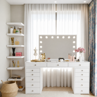 Coiffeuse avec miroir à ampoules LED et tabouret à cadre doré pour chambre parentale spacieuse et luxueuse
