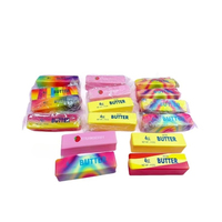 Jouet Squishy Bâton de Beurre 13,5 cm, Motif Fraise, Texture Douce à Rebond Lent, Sensation Humide, Anti-Stress, Thème Alimentaire, Emballé en Boîte