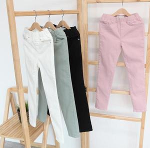 Pantalones de yoga ajustados con estampado floral y volantes Express - Product Image 1