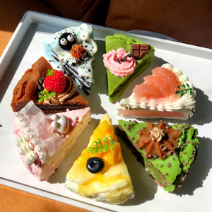 เค้กจำลองน่ารัก ของเล่น TPR สำหรับตกแต่งบ้านตุ๊กตา ของเล่นบีบคลายเครียด ชีสเค้กบีบได้ เหมาะสำหรับเด็กอายุ 5-7 ปี ใช้ได้ทั้งเด็กชายและเด็กหญิง - Product Image 1