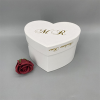 Boîte d'emballage pour fleurs en carton recyclé avec logo personnalisé en forme de cœur, revêtement UV et gaufrage, pour la Saint-Valentin 2026