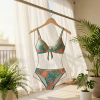 Cintre de luxe en bois en forme de corps avec silhouette en fil noir pour présentation de maillots de bain et de lingerie