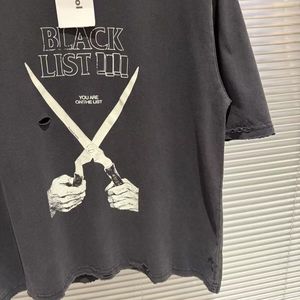 Camiseta de manga corta unisex con cuello redondo, estilo vintage lavado, estampado de tijeras modernas y diseño de índice protocolar. - Product Image 3