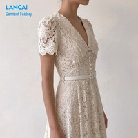 Fabricant OEM ODM de robes en dentelle, robe longue élégante sur mesure pour femmes, col en V profond, manches bouffantes courtes, robe de créateur pour l'été, la plage et les soirées