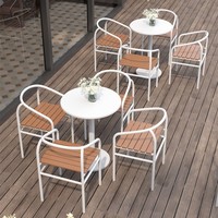 Ensemble de mobilier de patio extérieur minimaliste nordique style influenceur, tables et chaises en fer forgé et WPC, parfait pour les cafés et les balcons