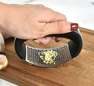Hachoir à <span class=keywords><strong>ail</strong></span> innovant en acier inoxydable avec éplucheur et grattoir pour outil de cuisine Smash avec poignée - Product Image 1