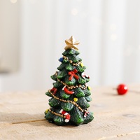 Weihnachtsbaum-Trommelständer-Ornamente schmücken Bürotische, Nachttische und Schreibtische mit Mini-Weihnachtsbaum-Ornamenten aus Kunstharz.