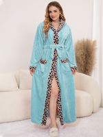 Peignoir thermique d'hiver en flanelle de polyester à imprimé léopard, chaud, à manches longues et à capuche, pour femme, décontracté, ODM, pour le Moyen-Orient et l'exportation transfrontalière