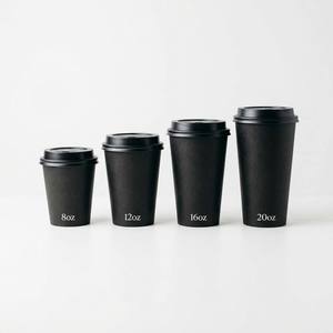Nous avons des tasses à café noires épaisses disponibles pour la personnalisation. Ces gobelets à café sont en papier avec un couvercle givré. - Product Image 4