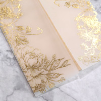 Suite d'invitations de mariage personnalisées en vellum floral avec dorure à chaud, sceau de cire et enveloppe scintillante pour banquet de mariage et fête de fiançailles