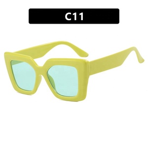 Directo de fábrica, barato, al por mayor, moda para mujer, tendencia baja MOQ personalizar Logo, gafas de sol con montura cuadrada negra para fiesta de boda - Product Image 5