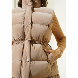 Chaleco acolchado mate de túnel de cintura de talla grande para mujer largo/cintura/longitud corta bordado de tela impermeable disponible Color Latte - Product Image 1