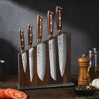 Ensemble de couteaux de cuisine en acier damas martelé au design intemporel, couteaux de chef forgés avec bloc magnétique en noyer