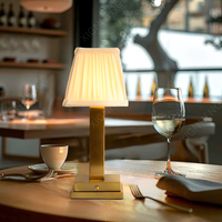 Lampe de table portable moderne Base carrée Abat-jour en tissu rechargeable sans fil Maison Restaurant de chevet Conception de luxe Batterie flexible