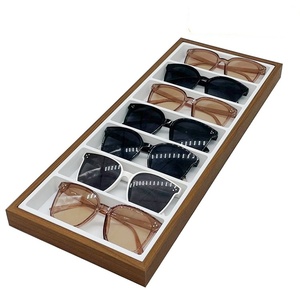 Moderno expositor de gafas de sol de madera con 7 ranuras, organizador apilable <span class=keywords><strong>para</strong></span> gafas, <span class=keywords><strong>para</strong></span> cajón de tienda boutique, interior blanco y gris - Product Image 1