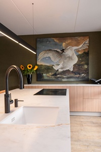 Cocina Moderna con Isla Blanca y Gabinetes de Madera, Diseño Artístico, Herrajes Negros, Estantes Abiertos - Product Image 4