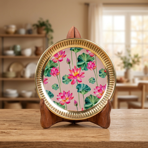 Assiette décorative ronde en métal avec motif de lotus, design oriental peint à la main, avec support en bois - Product Image 6