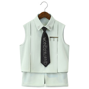 Ensemble décontracté beige sans manches pour garçons avec cravate en strass détachable – Tenue de performance été-automne pour enfants – Vêtements pour tout-petits garçons – Vente en gros - Product Image 1