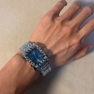 Orologio al Quarzo OEM Y2K Barocco con Cassa in Lega Goffrata, Bracciale e Quadrante <span class=keywords><strong>Rosso</strong></span> con Numeri Romani, Moda Uomo e Donna, Design Personalizzato, Logo Personalizzato, MOQ 50 - Product Image 3