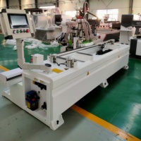 Machine de fraisage CNC pour la fabrication de portes intérieures en bois, avec usinage de trous de serrure et de fentes pour charnières