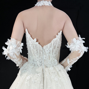 Abito da Sposa a Sirena di Lusso di Perfetta Manifattura in Tulle con Fiori 3D e Pizzo Senza Spalline - Product Image 3