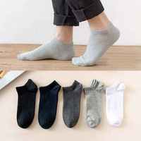 Vente en gros de chaussettes en coton bon marché, chaussettes bateau respirantes de couleur unie, chaussettes courtes absorbant la sueur pour hommes avec logo