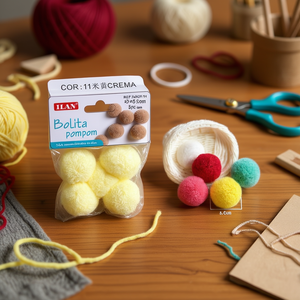 Pompon in Lana 3,5 Cm Colore Crema per Decorazioni Artigianali - Product Image 3