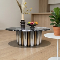 Table basse moderne de luxe en marbre avec base convertible en acier inoxydable nervuré, ton argenté, meubles de salon