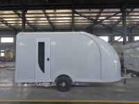 Caravane de camping légère au design épuré pour l'extérieur, idéale pour les voyages et le camping