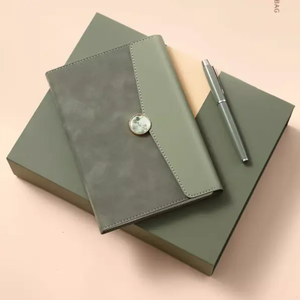 Juego de regalo para nuevo estudiante Logotipo personalizable Diario con forro verde Cuaderno Diario de cuero con bolígrafo Juego de regalo