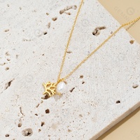 Collier en laiton plaqué or 18 carats avec pendentif en forme de rose et de feuille en perle, fabriqué par Gemnel