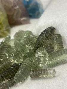 Perles de sculpture en acrylique/plastique/lucite de qualité supérieure - Lot en vrac poli ethnique pour la fabrication de bijoux - Product Image 1