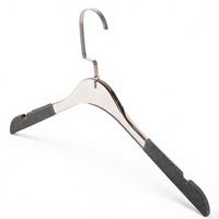 Percha de Metal Cromado Antideslizante de Primera Calidad con Almohadillas de Terciopelo Gris para los Hombros, Gancho Giratorio de 360°, Percha de Alta Gama para Exhibición de Ropa y Abrigos