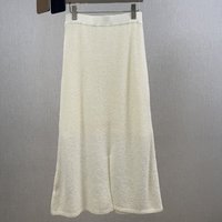 Jupe en laine unie pour femme avec décoration perlée, taille élastique et style minimaliste tendance.