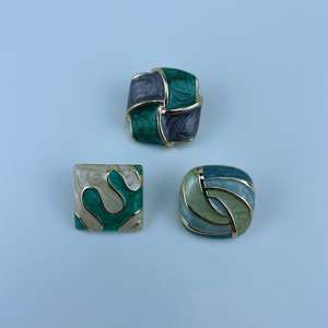 कस्टमाइज्ड पुरुषों के शेल्ड स्टड किए गए लोगो शर्ट में धातु मिश्र धातु बटन जस्ता चढ़ाना कस्टम पैटर्न सिलाई कपड़े को कवर करते हैं। - Product Image 1